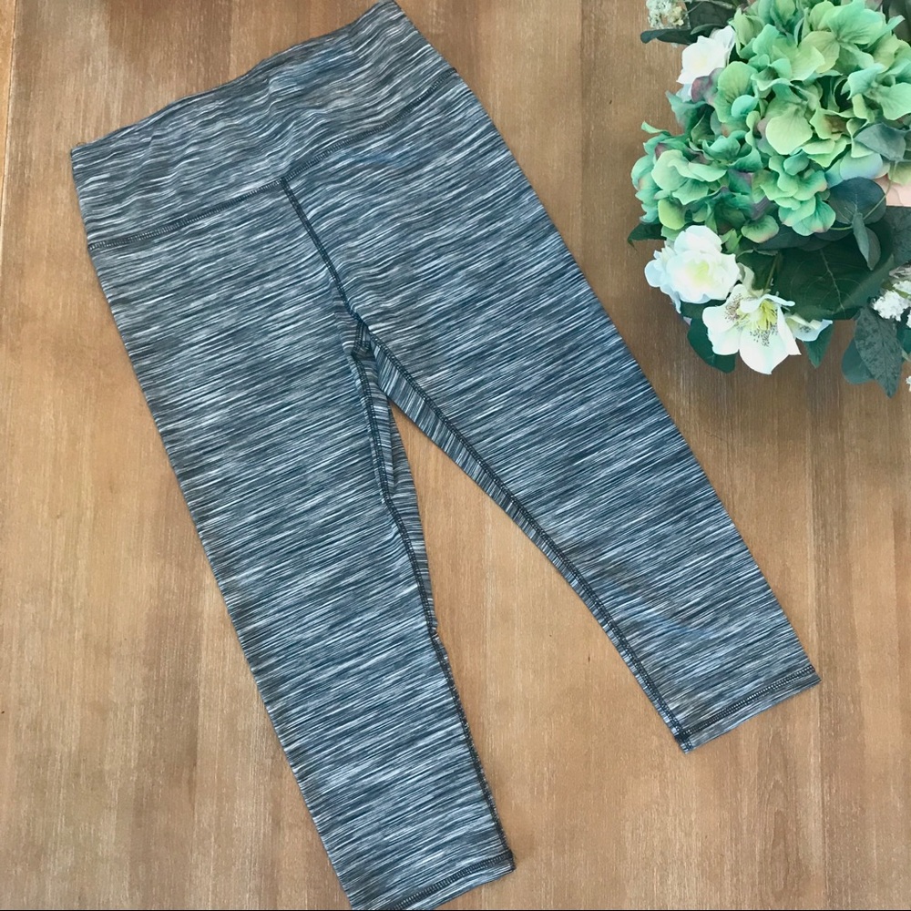 Grey patterned athletic leggings